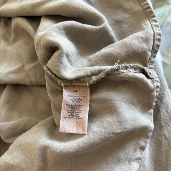 For The Republic Sage Green Button Down Blouse Soft Casual Womens Small - Picture 4 of 4